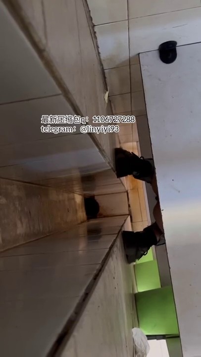 女孩在厕所拉屎44