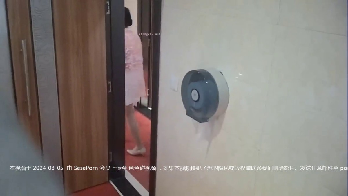 办公大楼女厕偷拍粉衣短裙少妇 肥鲍鱼唇肉磨得甑白