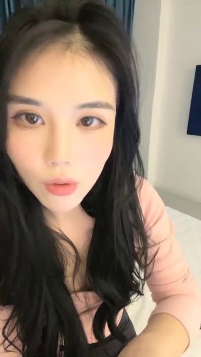 2024年2月，御姐下海！我靠！超漂亮气质大美女，一根棒子把自己玩得湿漉漉