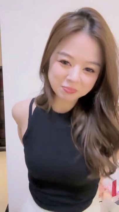 性感尤物气质女神！美女很会玩诱惑！吊带黑丝美腿，扒开内裤揉穴，无毛骚穴特写，按摩器震动，爽的呻吟娇喘