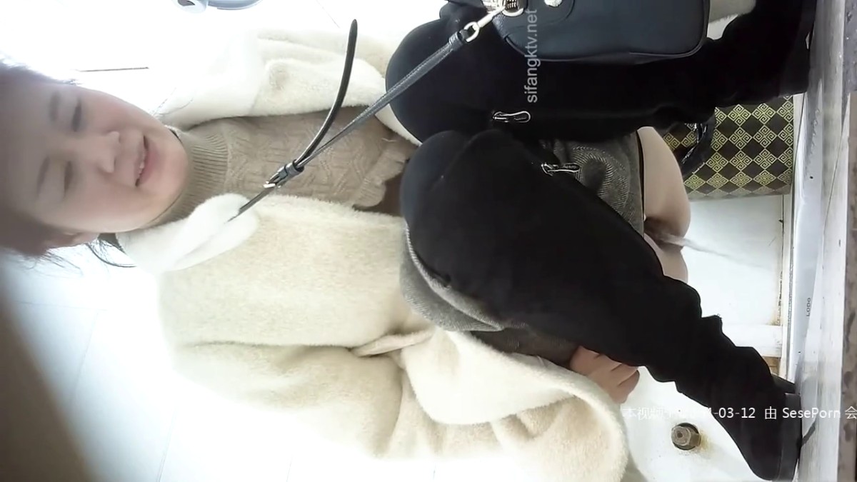 毛外套长靴黑丝少妇微毛肥鲍鱼 细窄的逼缝小小的圆逼洞