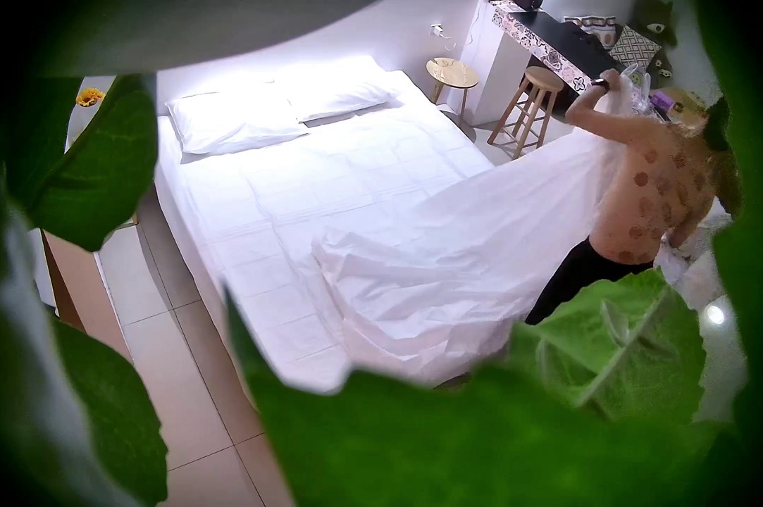 2024-3-14新流出酒店绿叶房高清偷拍 可爱脸眼镜妹被刚拔完火罐不久的男友疏松筋骨 泄火