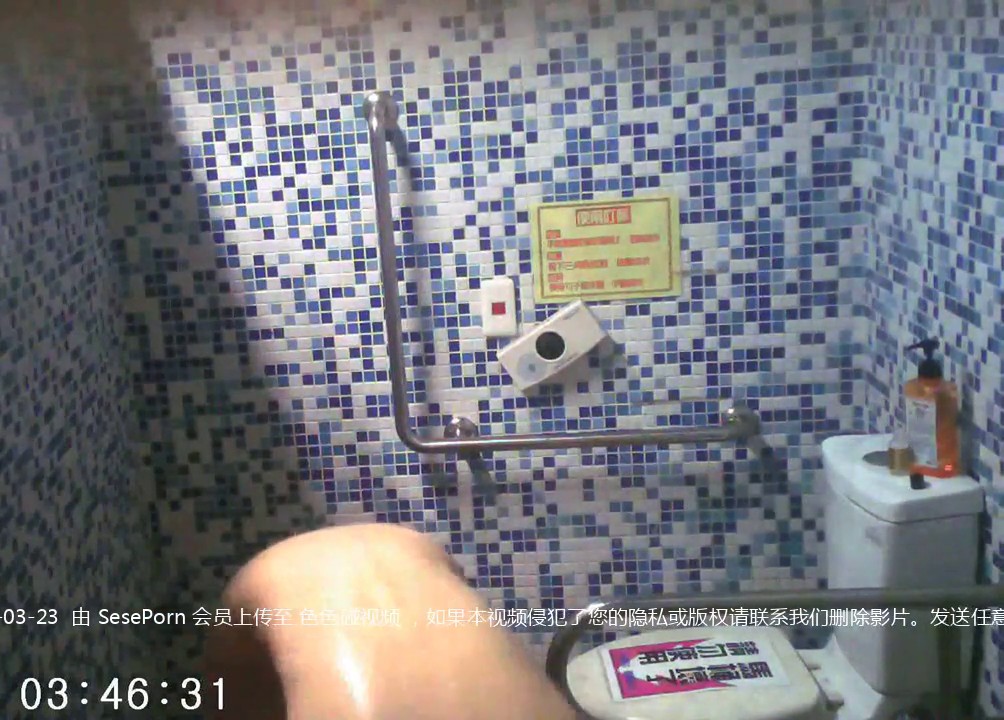 -邪恶的房东暗藏摄像头偷拍美女租客洗澡