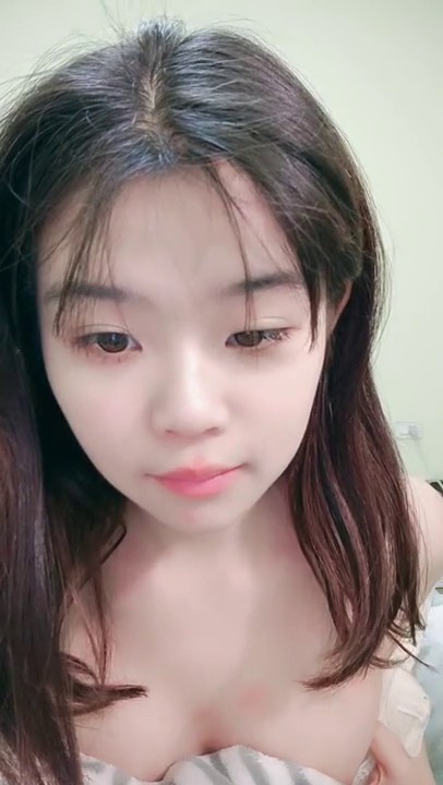 妹妹十八一支花，零花钱全靠大家，全程露脸白丝诱惑，跟狼友互动撩骚淫声荡语听指挥，慢慢脱光揉奶玩逼刺激