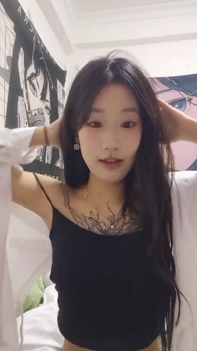 -极品尤物纹身美少女！男友在家操逼秀！吸吮吃屌按头插嘴，站立后入爆操，射的有点快，假屌插穴自己玩