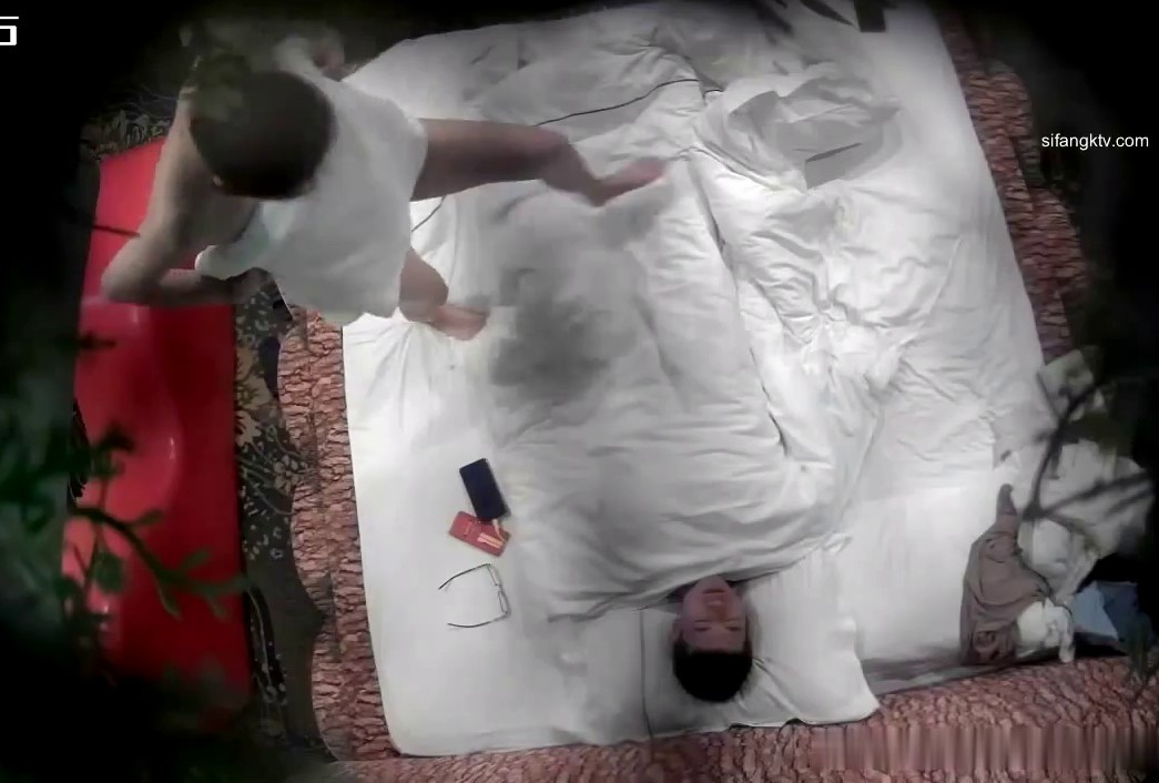 《萤石云破解》上帝视角偷窥白嫩的美女被男友操到受不了了