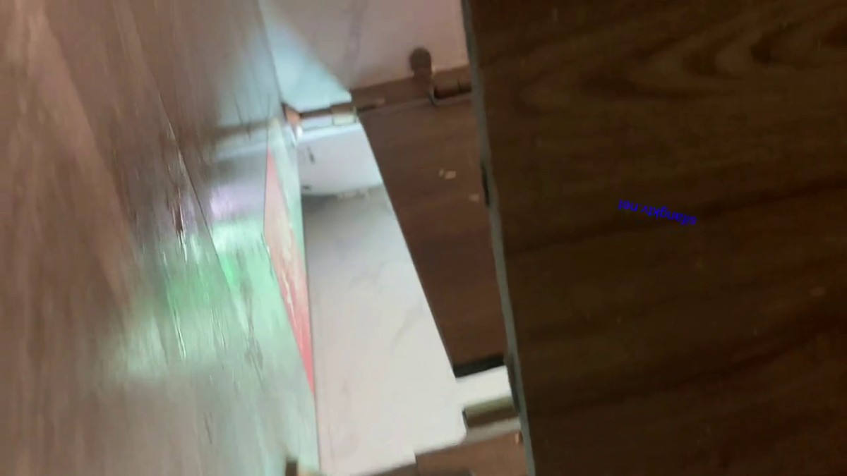 -色胆包天坑神蹲守写字间女厕，隔板缝连续偸拍多位气质制服白领方便，不知是剃的还是天生白虎没毛逼相当炸裂