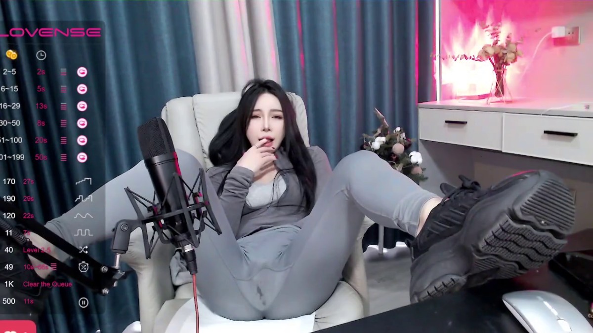 Stripchat站，网红女神【sm_Yingzi】隔紧身裤自摸流水，脱光光假屌抽插