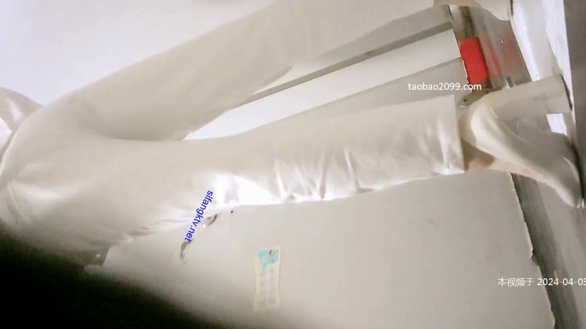 大专女厕全景偷拍 多位漂亮的小姐姐前来嘘嘘各种美鲍一一呈现