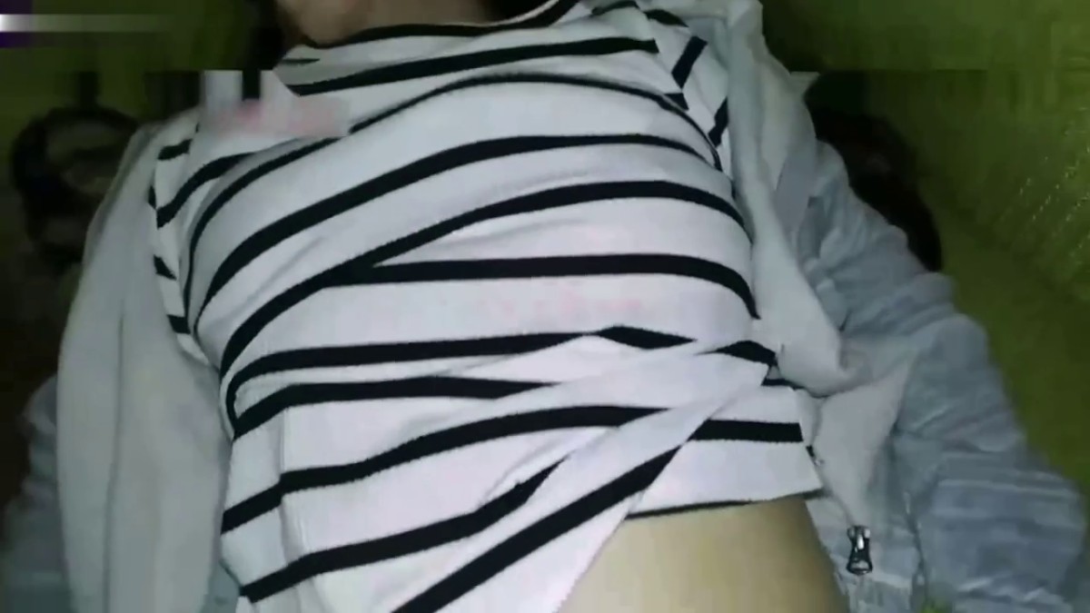 【真实迷奸】大学妹子被实习领导下药，沙发上无套内射