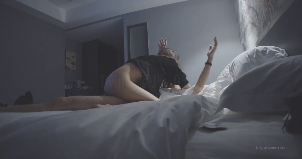 【萝莉控狂喜】杭州海王「JK_0571」OF约炮实录 约了个颜值超正的OL小姐姐干起来特别欲求不满