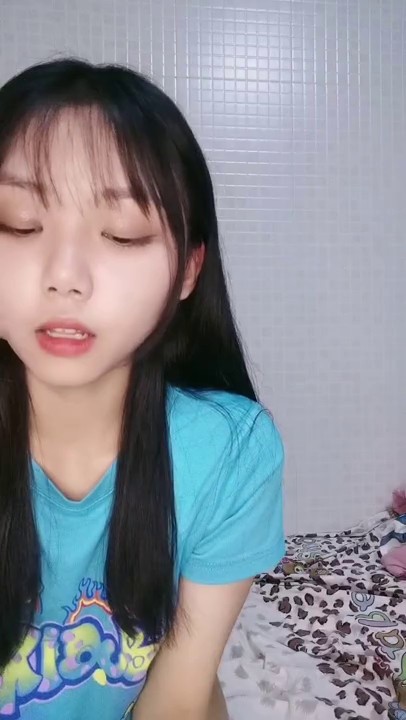 清纯妹妹，没男朋友自己玩，贫乳细腰美腿，白嫩皮肤，假屌磨蹭小骚B，娇喘呻吟，说骚话