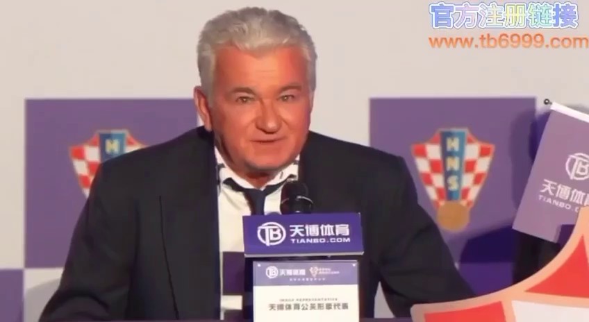 【迷奸睡奸系列】健身教练灌醉女学员 迷离之间强行发生关系，有反应艹起来超爽！