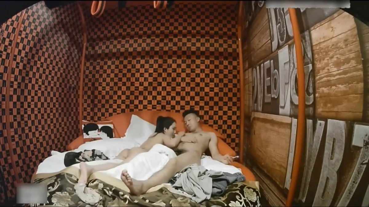 特色宾馆偷拍高颜值时尚气质的连衣裙美女下班和公司帅气男同事偷偷开房,连扣带操干的呻吟大叫,又白又漂亮!