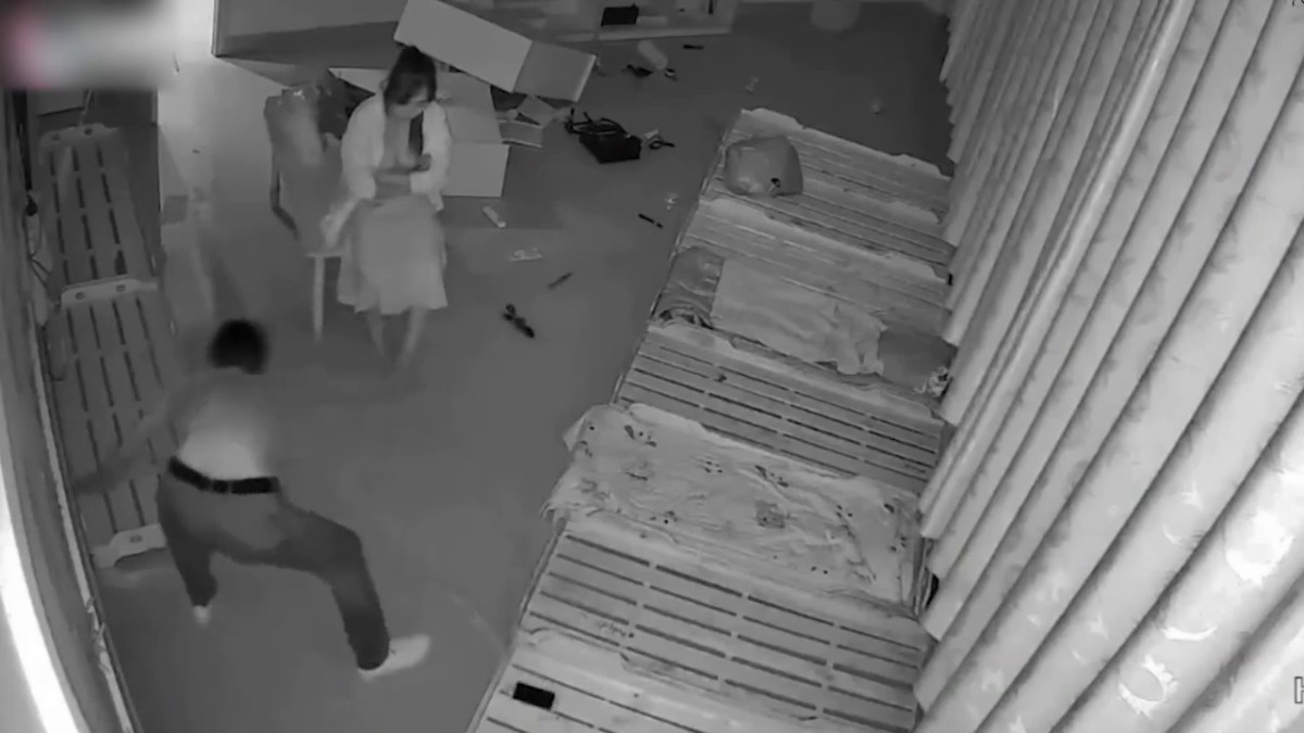 【某某门事件】第141弹 廊坊金湾幼儿园幼师被前男友找上门 争吵打砸过后 被男友按在木板床上强奸