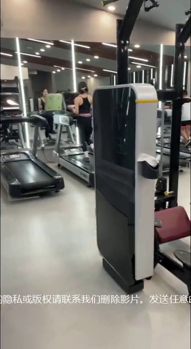 五月最新流出厕拍大神 冒充会员潜入健身房尾随几个颜值美女进厕所偷拍她们尿尿