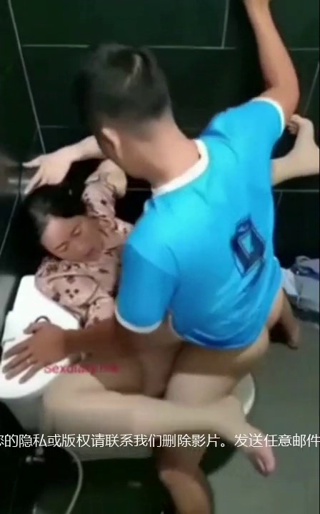 牛郎夜总会厕所偷拍 喝高了的富婆在座厕上掰开双腿被猛男用力草表情销魂