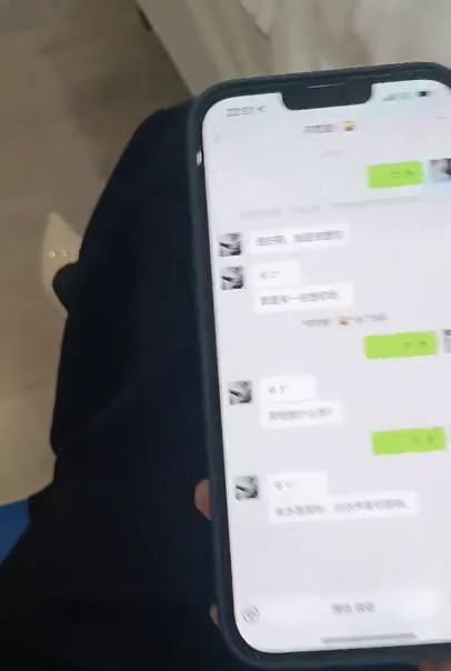 大奶人妻小少妇，老公出差约炮操逼，开裆肉丝无套抽插，边操边给老公打电话