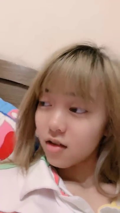 19嫩妹妹，妈妈睡在旁边，被窝里偷偷玩穴，等妈妈睡着大尺度，舔假JB揉大奶，往骚逼里塞