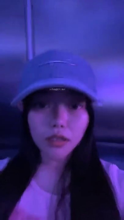 2024年，【03年安琪拉】，酒吧嗨喝醉，厕所全裸狂吐，酒店开房自慰，多么激情四射的一夜，刺激