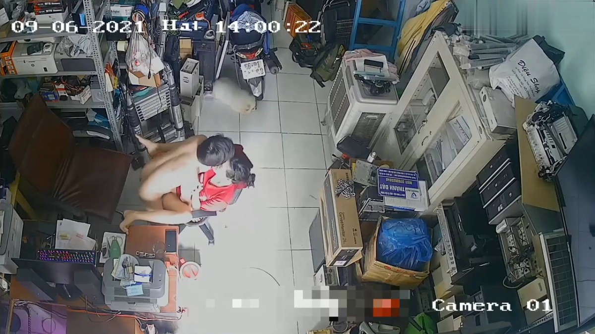 真实偸拍，小两口喜欢白天在店里转椅上性爱，又舔又抠边拍边干性福美满