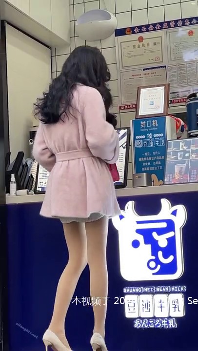 步行街一路跟踪抄底有钱人家的漂亮媳妇 哦槽！这身材这腿绝了