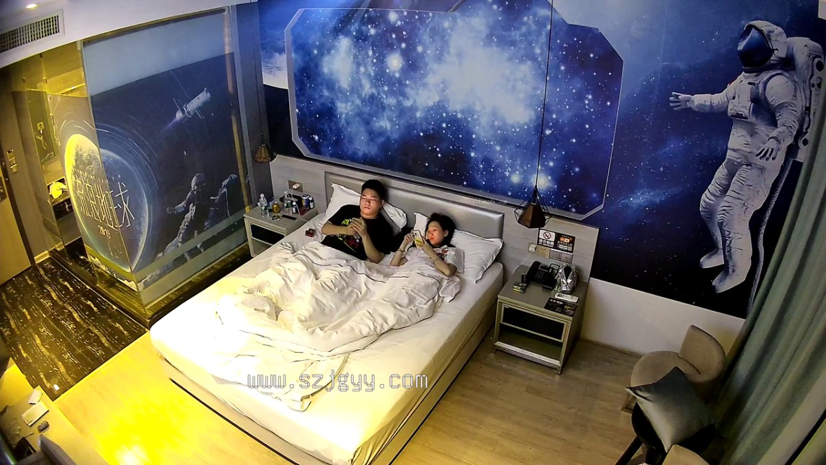 5-30最新流出酒店偷拍 漫游星空房魁梧男喜爱娇小女友小嫩逼69互舔爱不释手