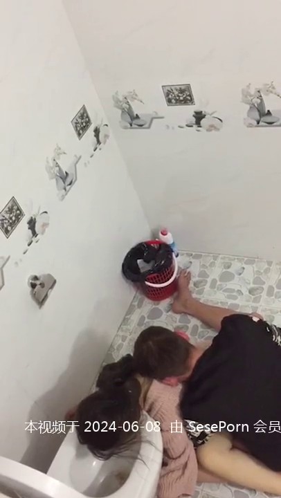 KTV厕所偷拍喝醉的美女趴在马桶上吐 来个捡尸的屌丝男把她内裤脱了想上她