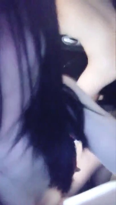 大哥的车震不一般，豪车就是宽敞里面两个妞全裸道具自慰露脸淫语，吃大几把去车外站着后入爆草，很是淫荡