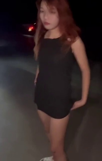 街头霸凌 小美女大街上被一群男女混混扒光衣服用手机拍逼 还嘲笑她逼里面白带好多