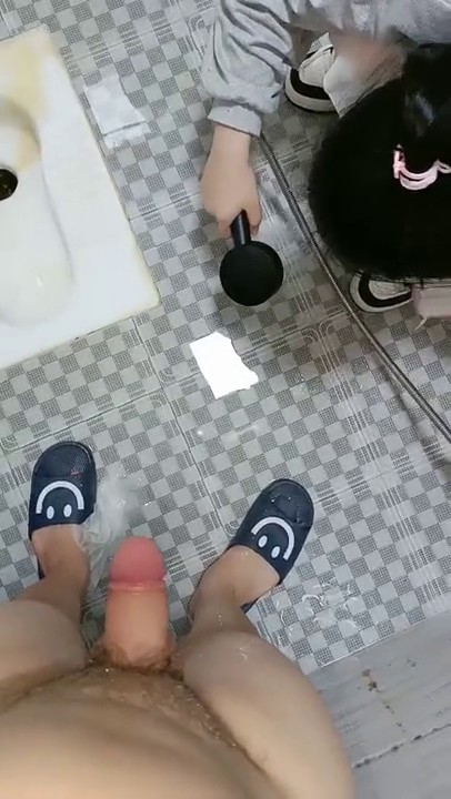 F罩杯八字巨乳女神2，一对豪乳呼之欲出，掰穴揉奶，抓屌猛吸，翘起屁股拍打，大奶子好柔软