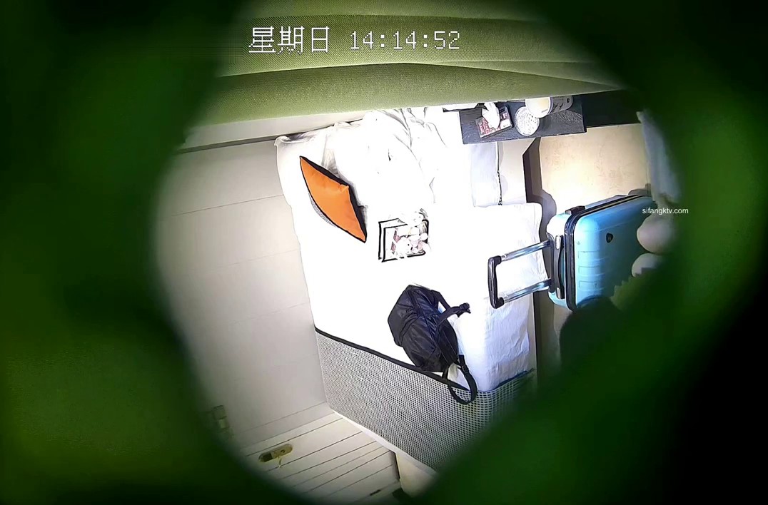 星期天酒店摄像头偷拍 暑期度假的夫妻中午休息拿出情趣用品玩逼干一炮