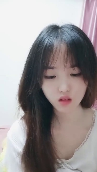 高颜值女高学生妹下海直播 面对大哥们很害羞，清纯的面庞白月光般的颜值 勾走多少少年的魂，如玉般酮体 酥到骨头里