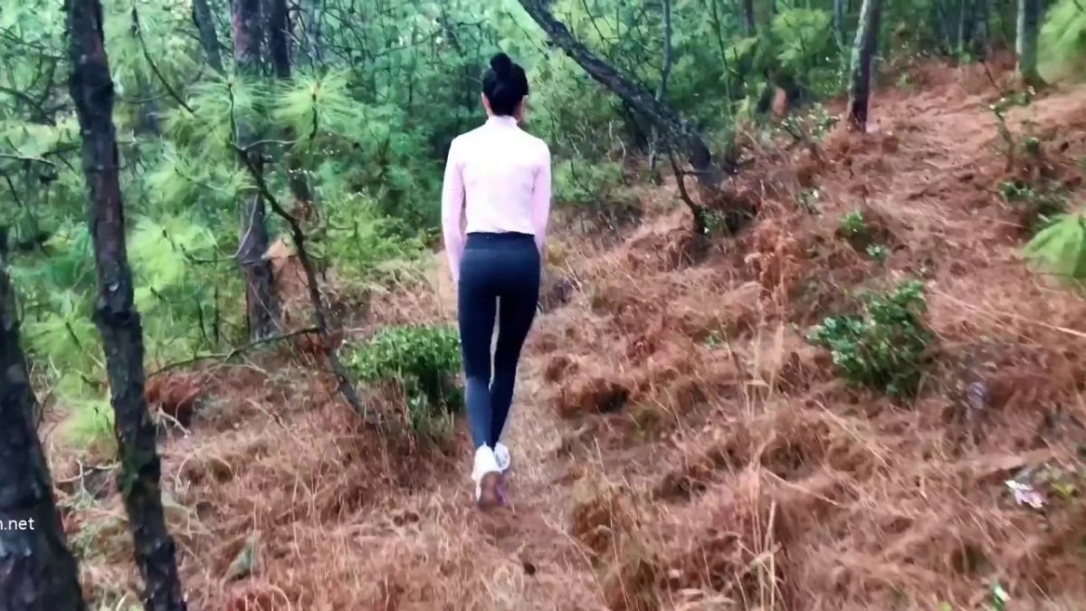 极品身材尤物人妻 追求刺激 穿上瑜伽裤爬到山顶 站在树上打炮！人前高冷的极品大长腿人妻反差至极