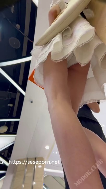 商场一楼跟踪抄底带小小孩的眼镜美女 可能憋尿憋久了白内上一小片尿渍