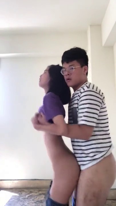 屌炸天！职校热恋小情侣趁着周末校园里人少，俩人在教学楼楼道内激情嗨炮，四眼小伙是真猛啊肏到起飞