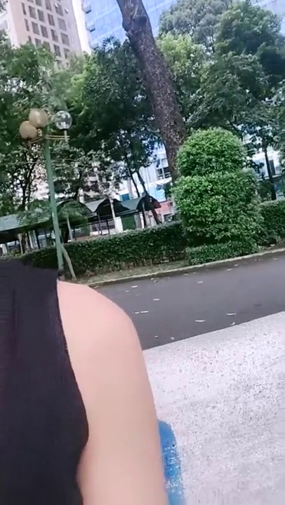 美女公园里喷水，路人好多全露脸 奶大 无毛嫩穴