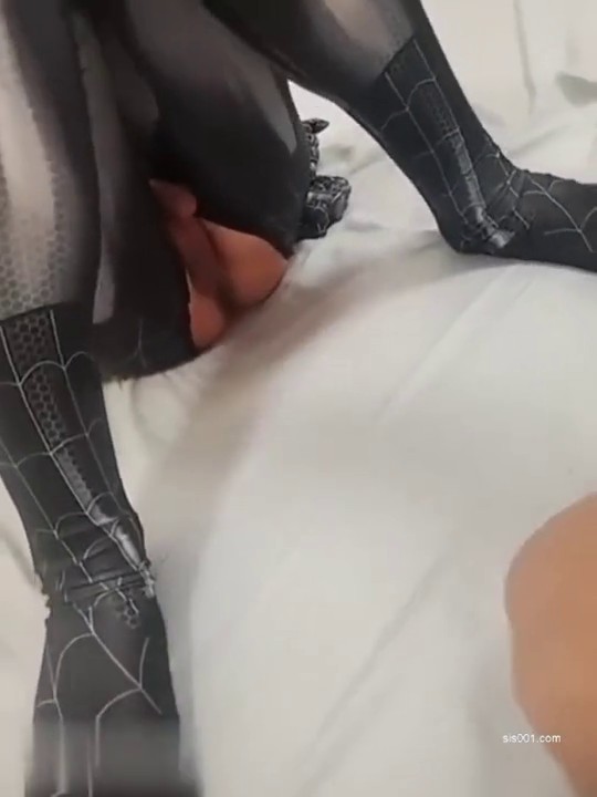 漂亮伪娘 和小哥哥互相吃鸡 骚穴操的很舒坦 呻吟不停 口爆吃精 小牛子也被小哥哥撸射了