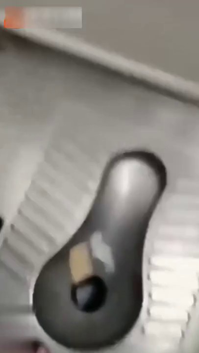 吊炸天火车上真实勾引，网红脸美女主播在火车上随机勾搭了一个男乘客到厕所里操逼，干完不够爽还要用跳蛋自慰