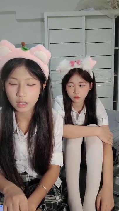 -19清纯少女姐妹花，JK装卡哇伊，娇小身材嫩穴，脱光光白丝跳舞，一线天馒头嫩穴，翘起屁股跳蛋震动