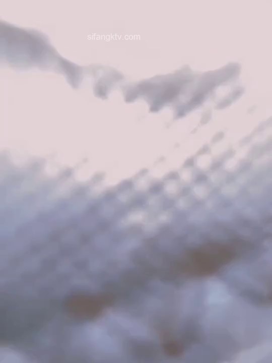 真实原创大神趁着哥哥和小嫂子吵架，接缝插针成功把大长腿气质小嫂子拿下，肏到高潮喷水