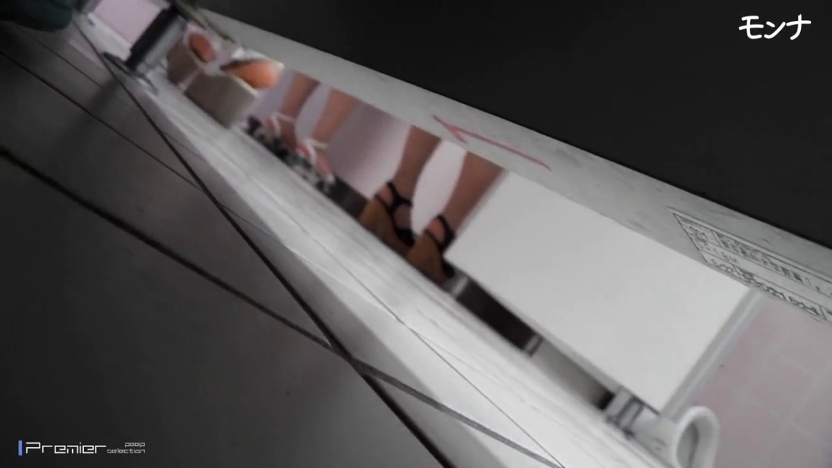 五月专业盗站流出牛逼厕拍大神闯入师范大学女生洗手间蹲坑守候偸拍课间出来方便的妹子有几个姑娘真漂亮