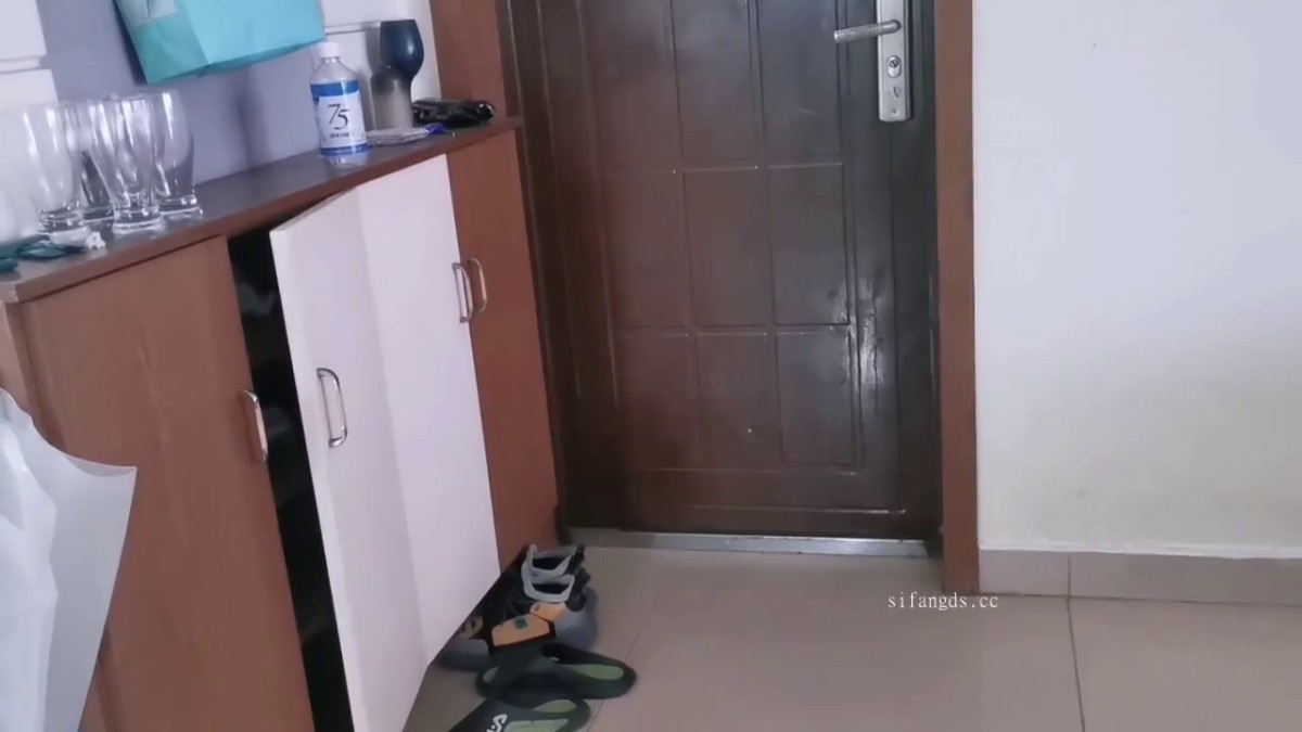 -温柔贤惠的人妻少妇【琳琳】15！被当作母狗来操，要死要活的，白皙黑丝美腿翘臀 高挑的身材，狠狠地操她