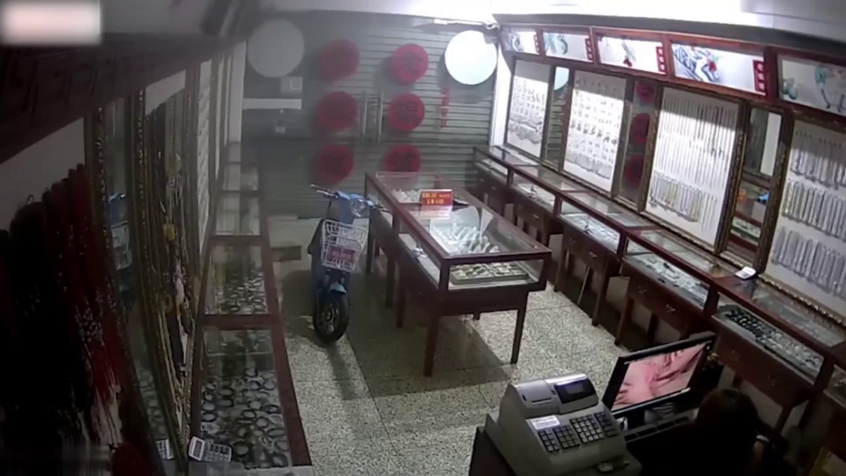 【监控破解】口罩期间骚货女店员在电脑上看黄片被发现，老板顺势拿来长凳狂操骚婊子