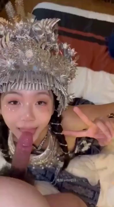 最近超火的少数民族妹子，可爱乖巧的模样好喜欢唷，含着大鸡巴好爽！