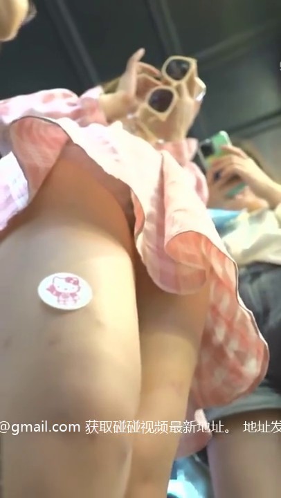 跟随偷窥跟闺蜜逛街的青春美眉 大屁屁饱满 没想到还穿着蕾丝透明白内内 逼毛清晰可见