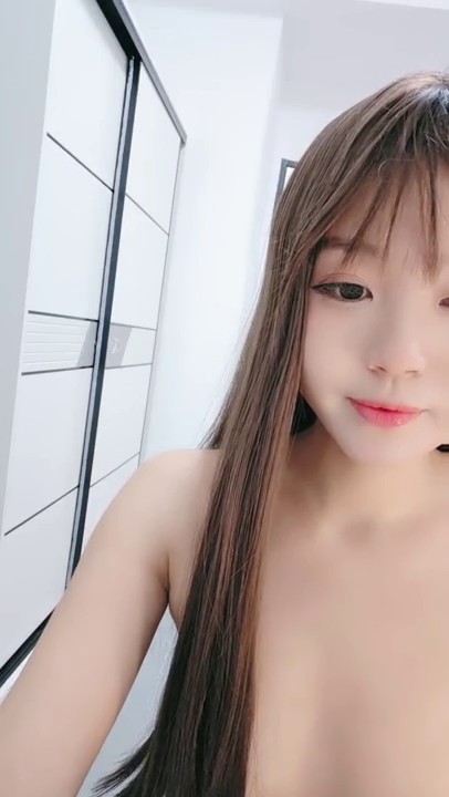 清纯尤物美女，全裸扭腰摆臀，洗完澡刮毛，特写道具抽插，爽的白浆直流，表情一脸享受高潮脸