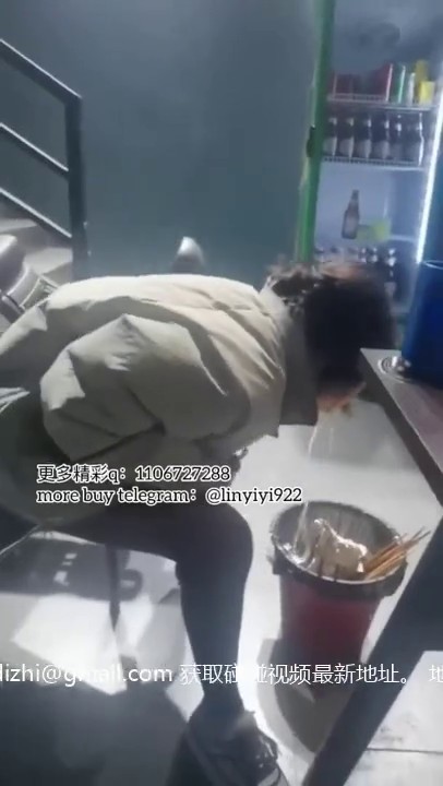 美丽的大学生自拍呕吐 3