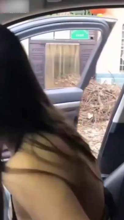 【有求必应系列】淫荡骚货露奶勾引问路人，宠粉第一人“想看什么发给我”，这婊子确实骚