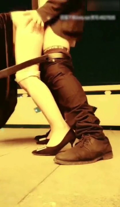 【真实户外露出】男子带小娇妻户外桥头，趁无人露出调教做爱